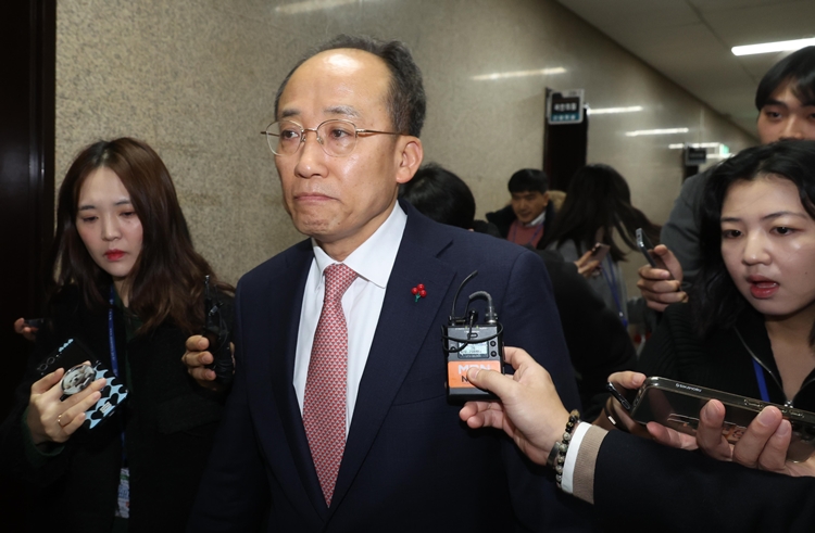 추경호 국민의힘 원내대표가 6일 오전 서울 여의도 국회에서 열린 국민의힘 긴급 최고위원회의를 마치고 취재진의 질문세례를 받고 있다. / 뉴시스