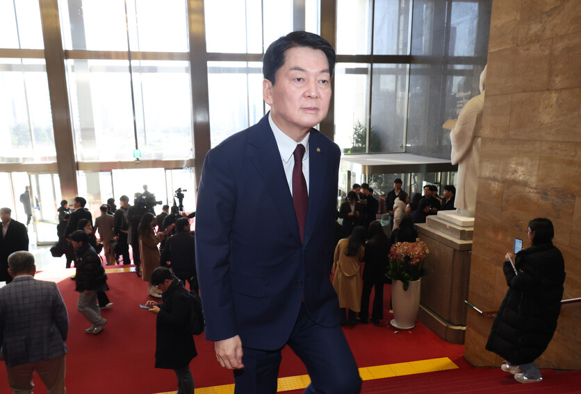 안철수 국민의힘 의원이 지난 5일 서울 여의도 국회 로텐더홀 계단을 오르고 있다.  /뉴시스