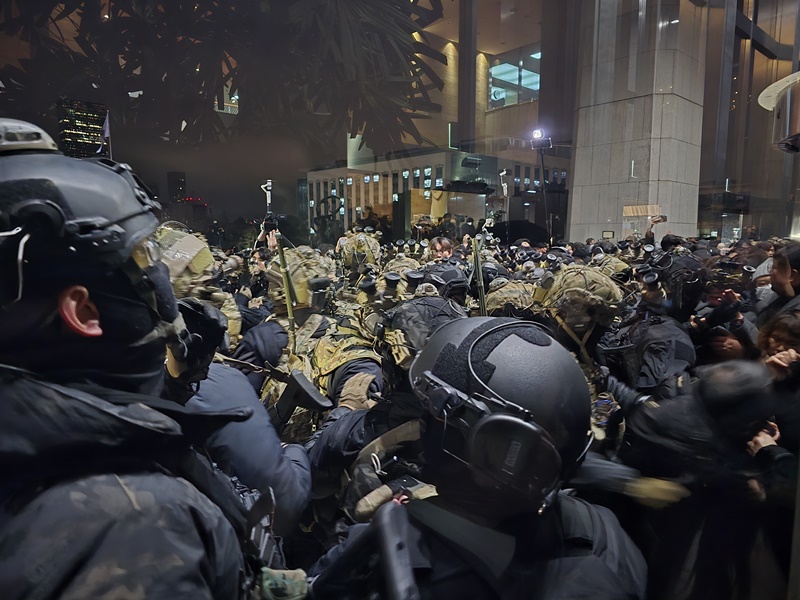 4일 새벽 국회의사당 본회의장 정문 앞에서 계엄군과 국회 당직자, 보좌진들과 대치하고 있다. / 김두완 기자