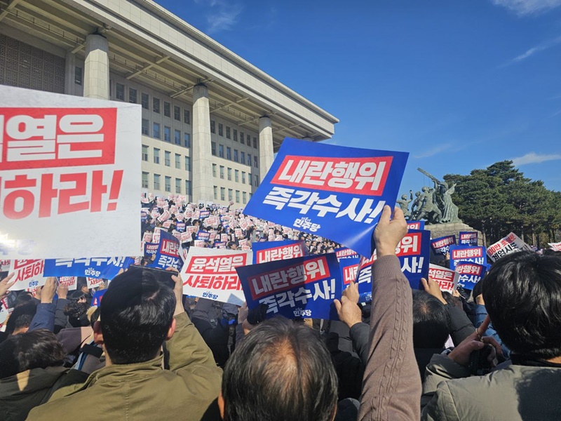 더불어민주당을 비롯한 야권이 4일 국회 본청 앞에서 ‘윤석열 대통령 사퇴 촉구 탄핵 추진 비상시국대회’를 열고 있다. / 전두성 기자