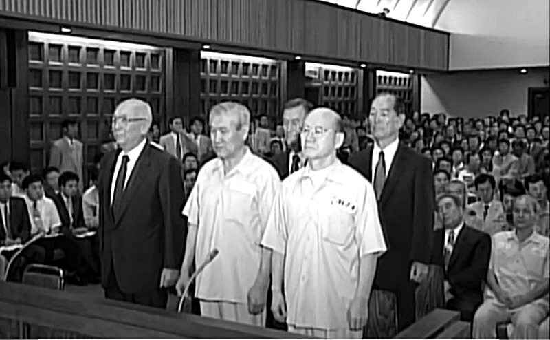 1997년 4월 대법원 전원합의체는 12·12 군사반란과 관련해 반란수괴·반란모의참여·반란중요임무종사·불법진퇴·지휘관계엄지역수소이탈·상관살해·상관살해미수·초병살해··내란수괴·내란모의참여·내란중요임무종사·내란목적살인·특정범죄가중처벌등에관한법률위반(뇌물) 등에 대해 법률심을 진행했다. / YTN 방송화면 갈무리