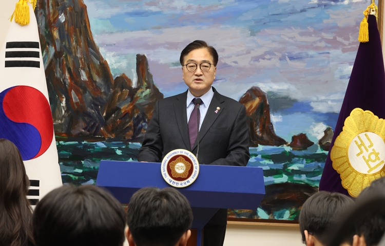 우원식 국회의장이 6일 오후 서울 여의도 국회에서 '윤석열 대통령 국회 방문' 등 현안 관련 담화문을 발표하고 있다. / 뉴시스