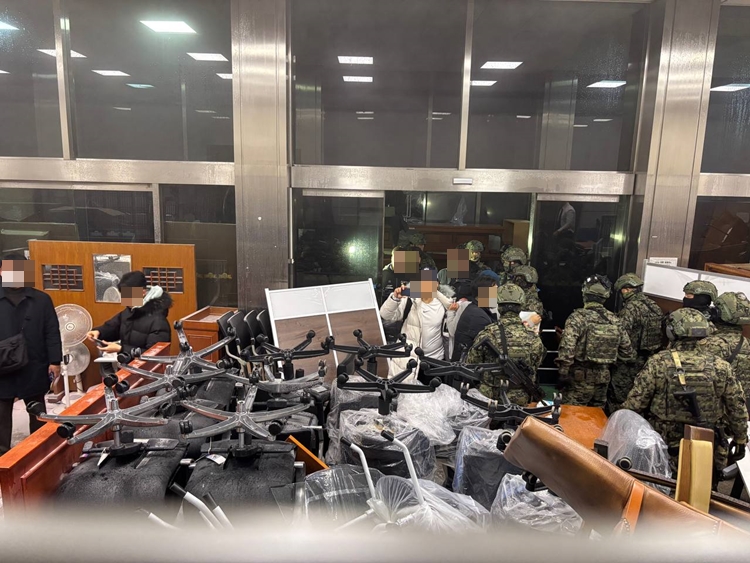 지난 3일 윤석열 대통령의 비상계엄 선포 후 군대의 진입을 막기 위한 물건들이 국회 출입구 앞에 쌓여 있다. / 손지연 기자 