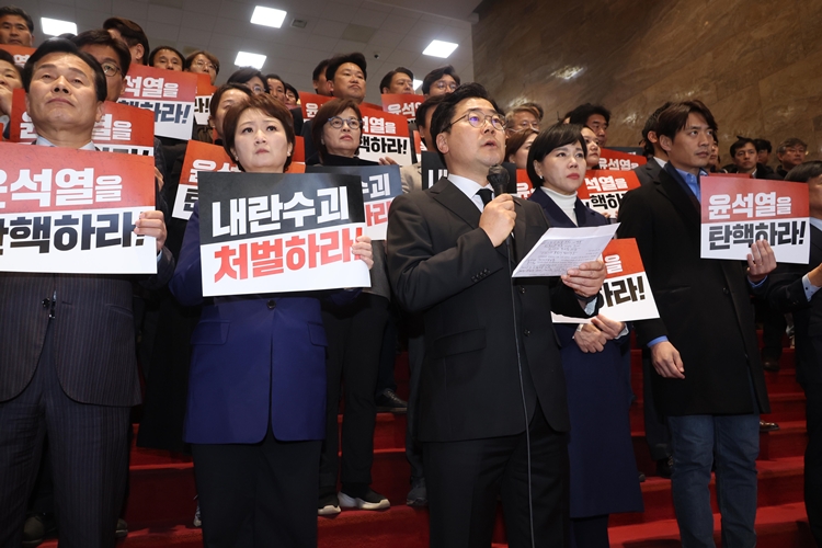 윤석열 대통령의 국회 방문설이 제기된 6일 오후 박찬대 더불어민주당 원내대표 등 민주당 의원들이 서울 여의도 국회 로텐더홀에 모여 있다. / 뉴시스