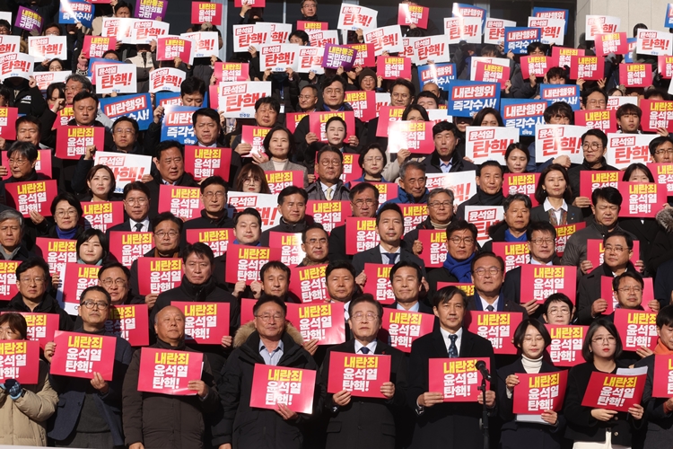 이재명 더불어민주당 대표, 조국 조국혁신당 대표, 김재연 진보당 대표를 비롯한 시민사회단체 참가자들이 6일 오전 국회 본청 계단에서 열린 내란 동조 국민의힘 규탄 및 탄핵소추안 가결 촉구 제 시민사회 및 야당 공동기자회견에서 구호를 외치고 있다. / 뉴시스