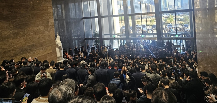 6일 윤석열 대통령이 국회를 방문한다는 소문이 퍼지자 더불어민주당을 비롯한 야당 의원들이 국회 본청 로텐더홀 계단에 모여있다. / 전두성 기자
