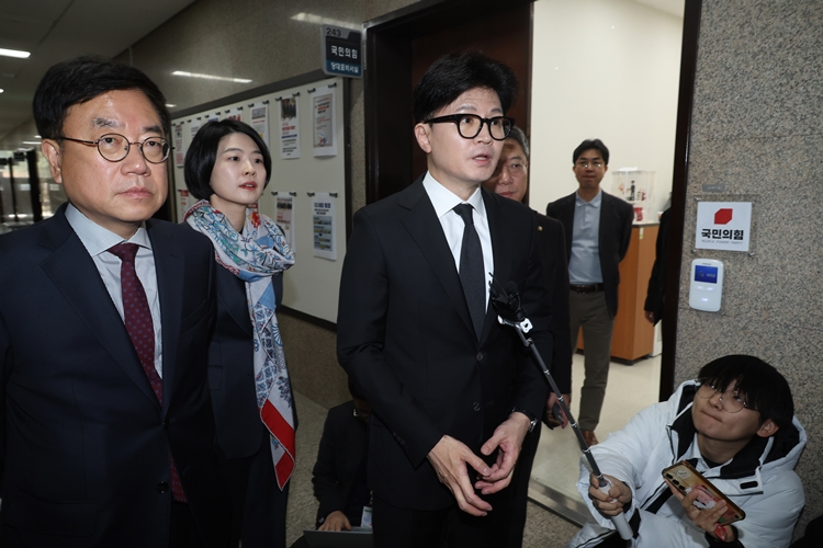 한동훈 국민의힘 대표가 7일 오전 서울 여의도 국회에서 윤석열 대통령의 담화문에 대해 입장 발표를 하고 있다. 한 대표는 "윤 대통령은 정상적인 직무수행이 불가능하다며 조기퇴진이 불가피하다"라고 말했다. / 뉴시스