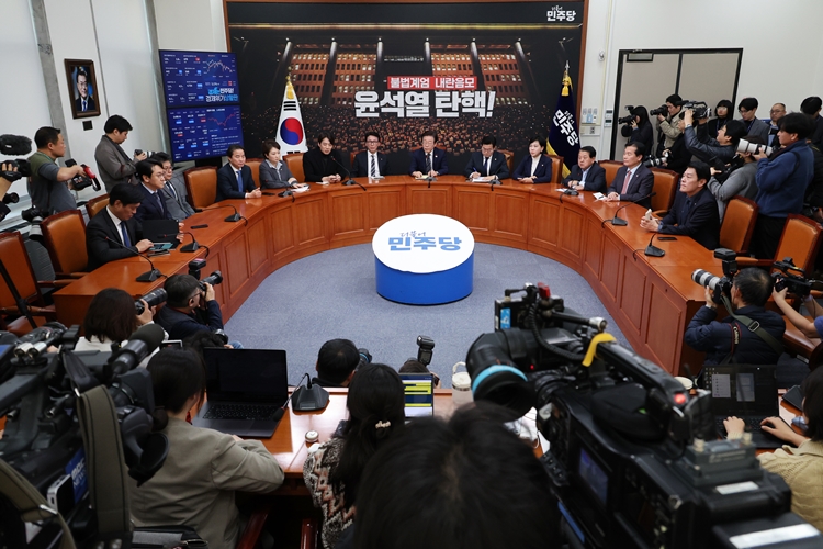 윤석열 대통령 탄핵소추안 표결일인 7일 오전 국회에서 이재명 더불어민주당 대표 및 지도부 내외신 기자간담회가 열리고 있다. / 뉴시스