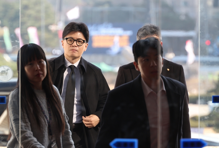 한덕수 국무총리와 회동을 마친 한동훈 국민의힘 대표가 7일 서울 여의도 국회 당대표실로 들어서고 있다. / 뉴시스