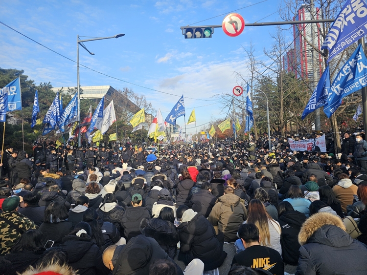 윤석열 대통령 탄핵소추안 국회 표결이 열리는 7일, 국회 앞 대로에서 시민들이 윤 대통령 탄핵을 촉구하는 대규모 집회를 열고 있다. / 전두성 기자