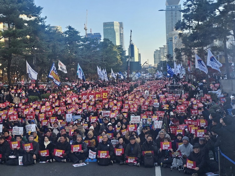 윤석열 대통령 탄핵소추안 국회 표결이 열리는 7일, 국회 앞 대로에서 시민들이 윤 대통령 탄핵을 촉구하는 대규모 집회를 열고 있다. / 전두성 기자