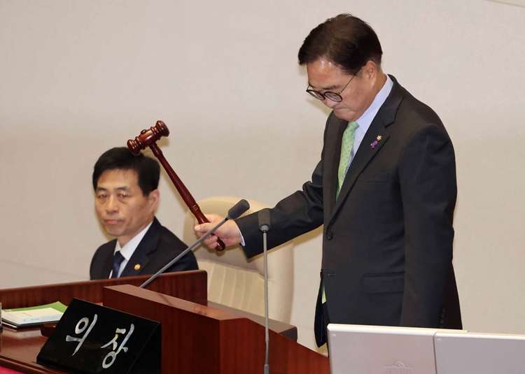 우원식 국회의장이 7일 오후 서울 여의도 국회에서 열린 제418회국회(정기회) 제17차 본회의에서 개의 선언을 하며 의사봉을 두드리고 있다. / 뉴시스