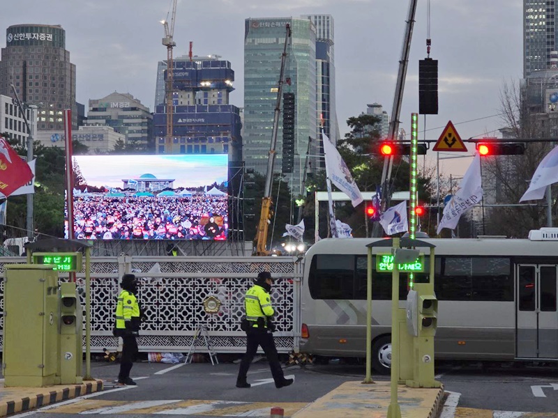 한강의 거센 강바람으로 인해 체감온도는 영하에 가까운 날씨임에도 어린아이부터 나이가 지긋한 어른까지 7일 오후 여의도 국회의사당 앞으로 모였다. / 사진 이하=김두완 기자