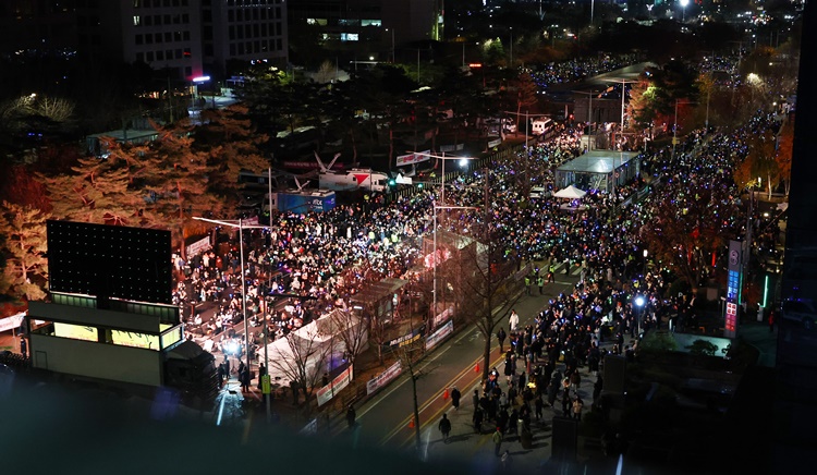 영화계가 윤석열 대통령 퇴진을 촉구하는 성명을 내놨다. 사진은 지난 8일 탄핵을 촉구하며 국회 앞에 모인 시민들. / 뉴시스
