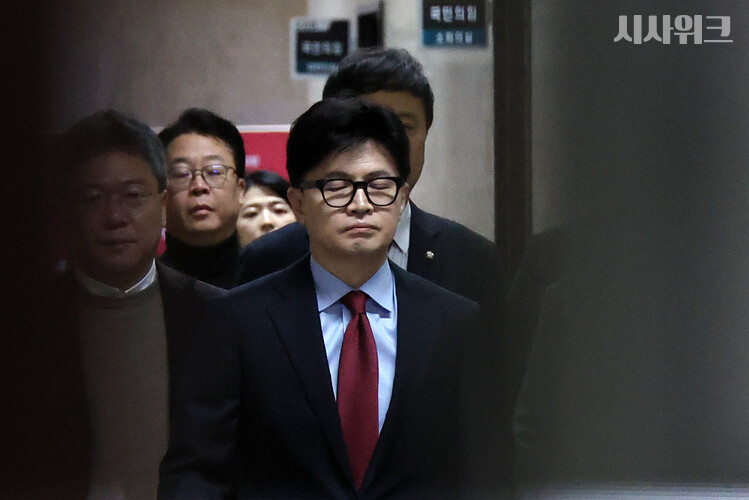 한동훈 국민의힘 대표가 9일 오전 서울 여의도 국회에서 열린 비공개 최고위원회의에 참석하고 있다.  /뉴시스