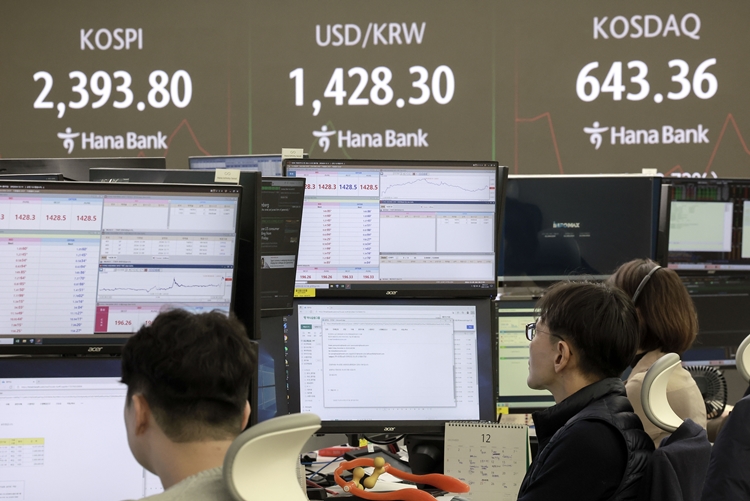 윤석열 대통령에 대한 탄핵소추안 표결이 무산된 후 국내 증시가 정치 불확실성 연장으로 흔들리고 있다. 사진은  9일 서울 중구 하나은행 딜링룸에서 직원들이 업무를 보고있는 모습. / 뉴시스 