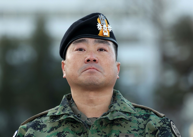 김현태 특전사 제707특수임무단 단장이 9일 오전 서울 용산구 전쟁기념관 앞에서 기자회견을 하던 중 울먹이고 있다. / 뉴시스