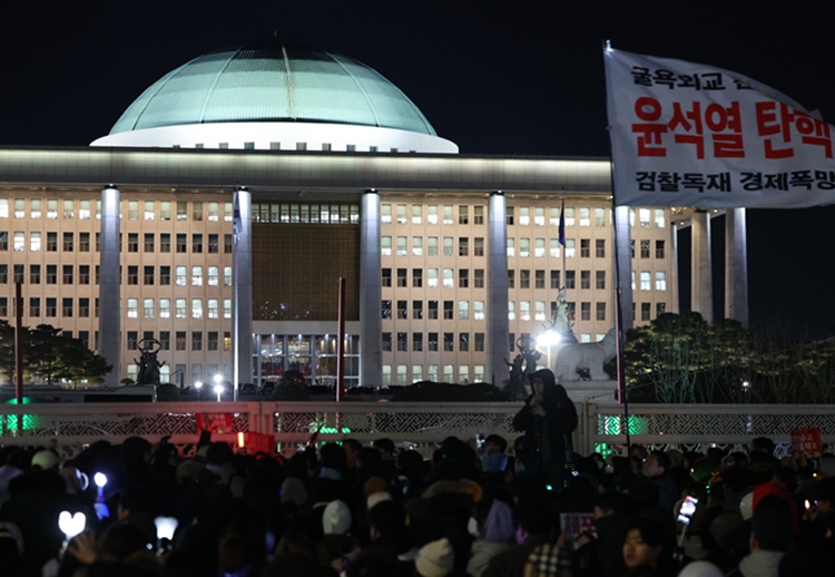 비상계엄 사태를 촉발시킨 윤석열 대통령을 향해 하야 요구와 탄핵 추진이 이어지고 있습니다. / 뉴시스