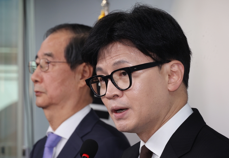 비상계엄 사태 이후 윤석열 대통령에 대한 탄핵 추진도 무산된 가운데, 한동훈 국민의힘 대표는 ‘질서 있는 퇴진’을 강조하고 있습니다. / 뉴시스