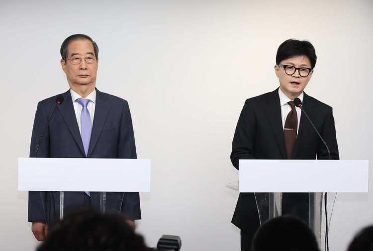 한동훈 국민의힘 대표와 한덕수 국무총리가 지난 8일 서울 여의도 국민의힘 당사에서 대국민 공동 담화를 하고 있다. / 뉴시스