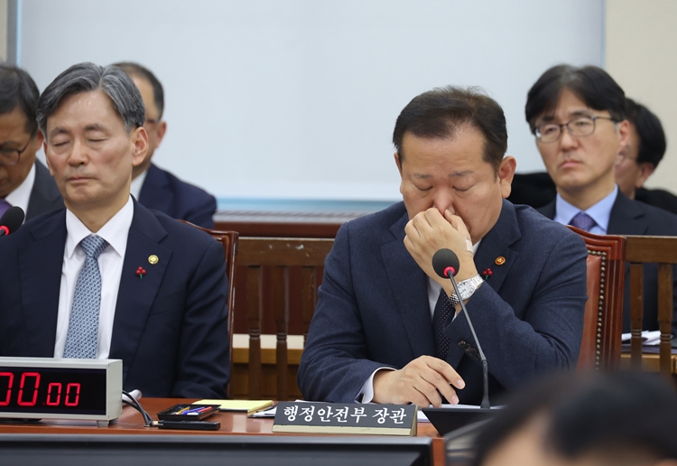이상민 전 행정안전부 장관이 지난 5일 서울 여의도 국회에서 열린 행정안전위원회의 비상계엄 관련 긴급 현안질의에서 생각에 잠겨 있다. / 뉴시스