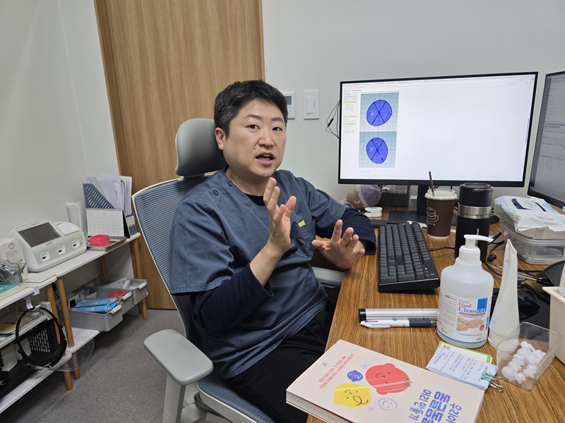요즘 소청과를 찾는 신생아 부모들은 아이들의 머리와 귀 모양에 관심이 많다. 아이의 머리 한쪽이 눌려있거나, 귀가 접혀 있는 등의 모습이 집에서 발견돼 소청과를 찾기 때문이다. 국내 소청과 개원의로는 처음으로 사두증과 귀 연골이상과 관련된 치료법 책(‘우리 아이 동글동글 머리 만들기’)을 썼던 손근형 소청과 원장을 만나 이야기를 들어봤다. / 세종=김두완 기자