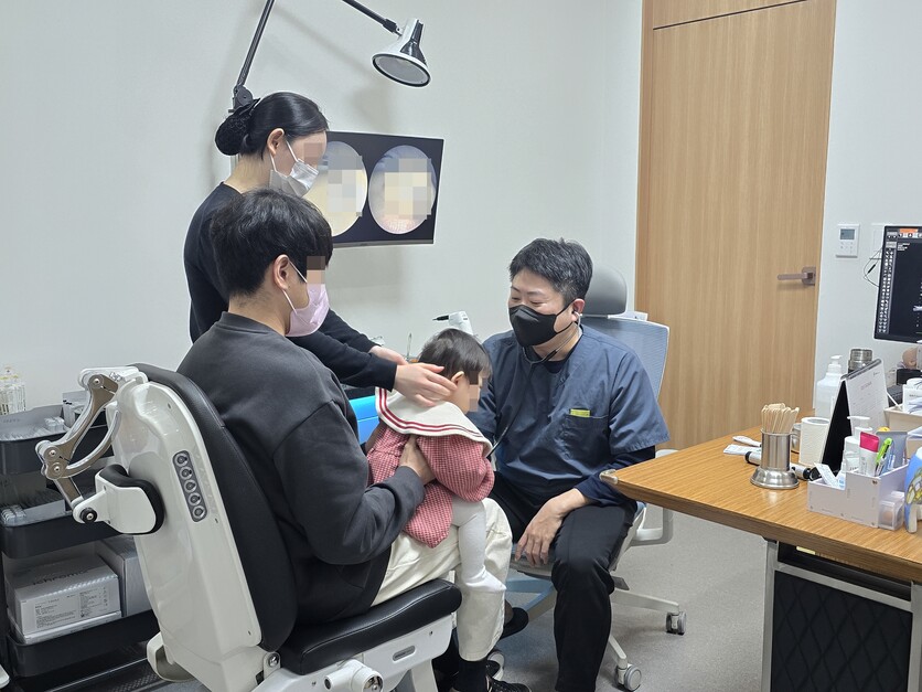 손근형 원장이 소청과에서 진료하는 모습. 손 원장에 따르면 소청과는 성인과 달리 진료할 때 보조인력이 필수다. / 세종=김두완 기자