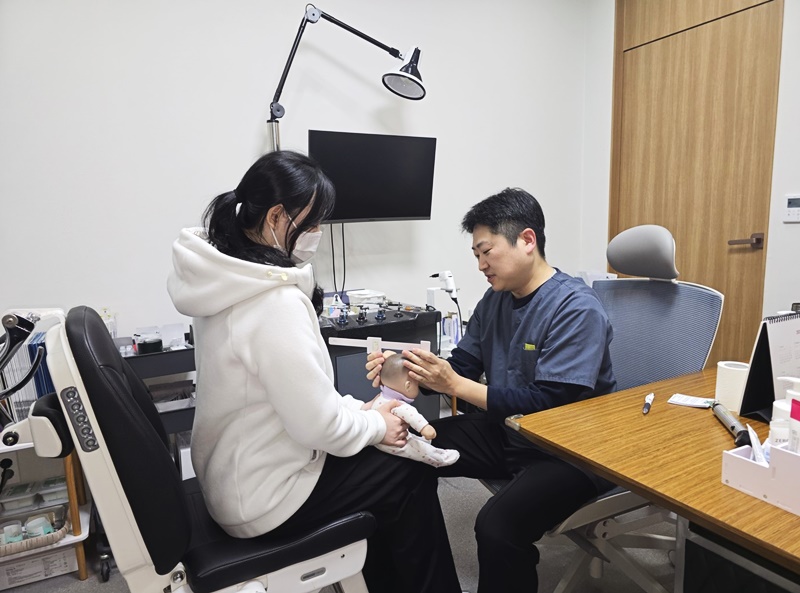 손근형 원장이 손에 들고 있는 것은 두상을 측정하는 기구인 '캘리퍼'다. 손 원장의 경우 여러 실험을 통해 무게가 가볍고 움직임이 부드러운 것을 선별해 사용한다고 설명했다. / 세종=김두완 기자