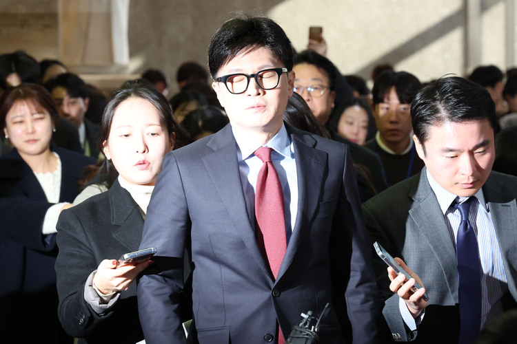 한동훈 국민의힘 대표가 9일 오전 서울 여의도 국회에서 열린 비상의원총회에 참석하고 있다.  /뉴시스