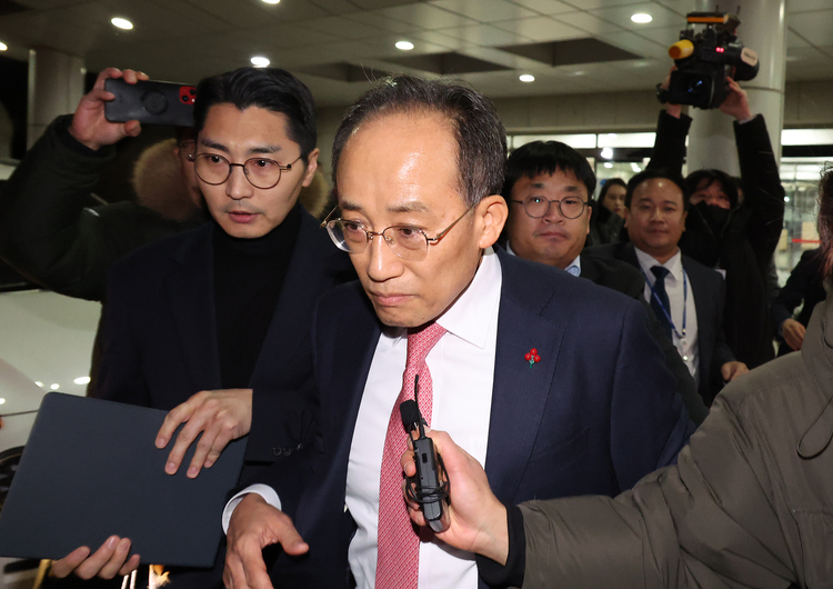 사퇴 의사를 밝힌 추경호 국민의힘 원내대표가 지난 7일 오후 서울 여의도 국회에서 열린 의원총회가 끝난 뒤 본청을 차량을 타고 본청을 떠나고 있다. 이날 본회의에 상정된 윤석열 대통령 탄핵소추안은 국민의힘 표결 불참에 따른 의결정족수(200명) 미달로 '투표 불성립'으로 투표 종료 선언됐다. /뉴시스