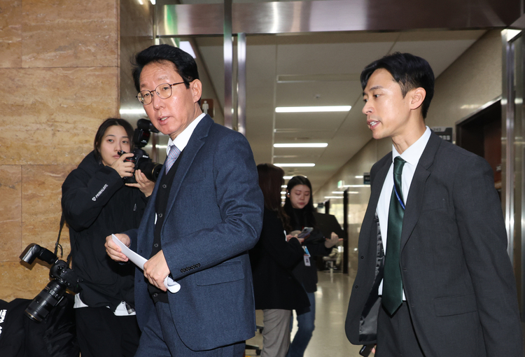 김상훈 국민의힘 정책위의장이 10일 서울 여의도 국회 당대표실에서 한동훈 대표를 만난 뒤 비상의원총회장으로 향하고 있다.  /뉴시스