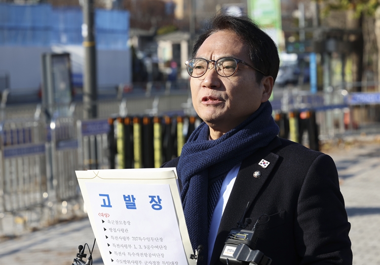 국정원 차장 출신인 박선원 더불어민주당 의원은 10일 ‘12·3 비상계엄 사태’와 관련해 비상계엄 2일 차 계획도 있었다고 주장했다. 사진은 박 의원이 지난 9일 오전 서울 용산구 국방부 민원실 앞에서 국방부 조사본부에 12.3 내란 혐의자에 대한 고발장을 접수하기 전 취재진 앞에서 발언하고 있는 모습. / 뉴시스