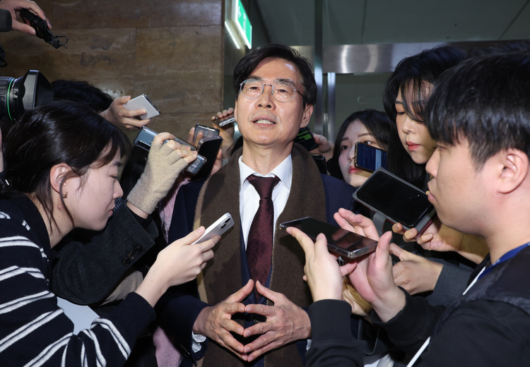 조경태 국민의힘 의원이 10일 서울 여의도 국회에서 중진의원 회동 후 비상의원총회장으로 향하고 있다.  /뉴시스