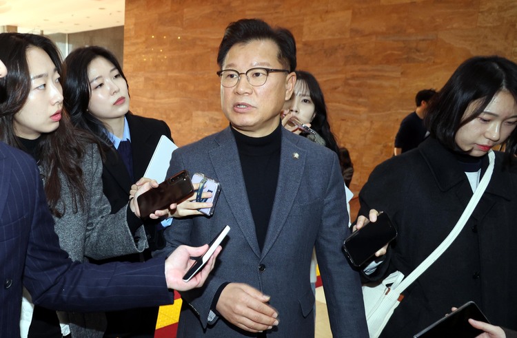 이양수 국민의힘 정국안정화TF 위원장이 10일 오전 서울 여의도 국회에서 열린 비상 의원총회에 참석하며 취재진의 질문에 답변하고 있다. /뉴시스