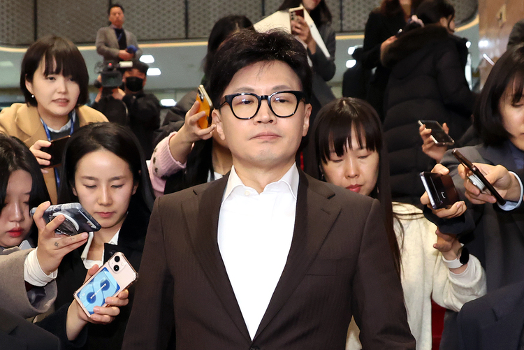 한동훈 국민의힘 대표가 10일 오후 서울 여의도 국회에서 열린 의원총회가 끝난 뒤 취재진 질문을 받으며 당대표실로 향하고 있다.  /뉴시스