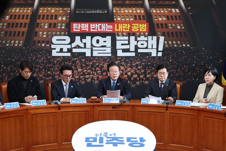 더불어민주당이 ‘12·3 비상계엄 사태’ 후 윤석열 대통령에 대한 탄핵을 목표로 전방위적인 공세를 펼치고 있다. 사진은 이재명 대표가 10일 오전 국회에서 열린 최고위원회의에서 발언하고 있는 모습. / 뉴시스