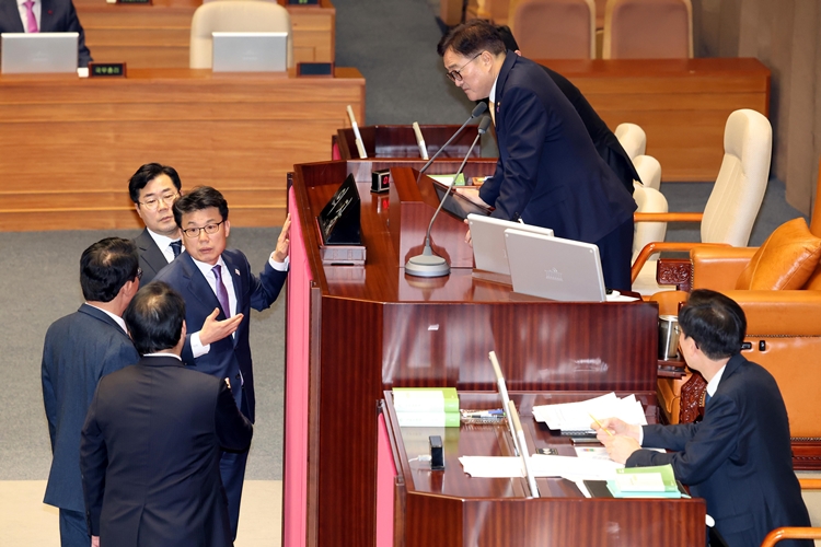10일 국회 본회의에선 673조3,000억원 규모의 내년도 예산안이 통과됐다. 사진은 우원식 국회의장이 이날 오후 국회에서 열린 제418회국회(정기회) 제18차 본회의에서 박찬대 더불어민주당 원내대표와 진성준 정책위의장, 김상훈 국민의힘 정책위의장과 배준영 원내수석부대표와 안건 조율을 하고 있는 모습. / 뉴시스