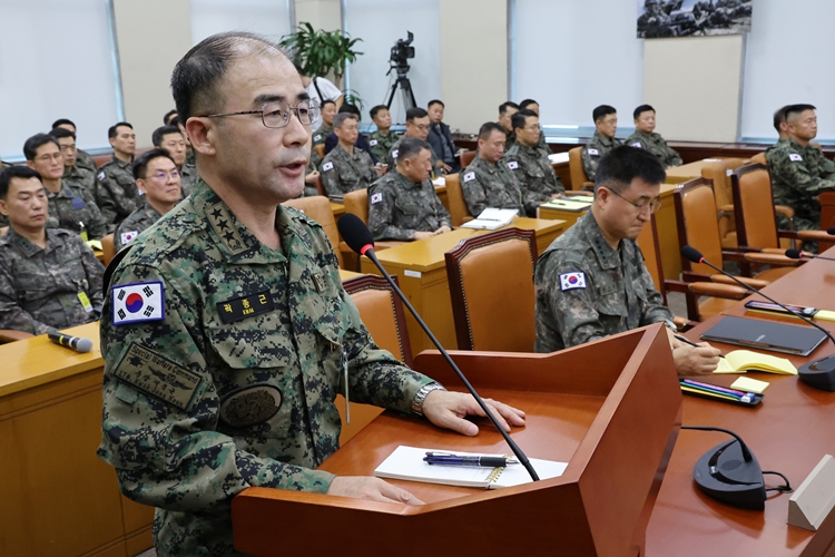 곽종근 특수전사령관이 지난 10일 오전 서울 여의도 국회에서 열린 국방위원회의 긴급 현안질의에서 의원 질의에 답변하고 있다. 오른쪽은 박안수 육군참모총장. / 뉴시스