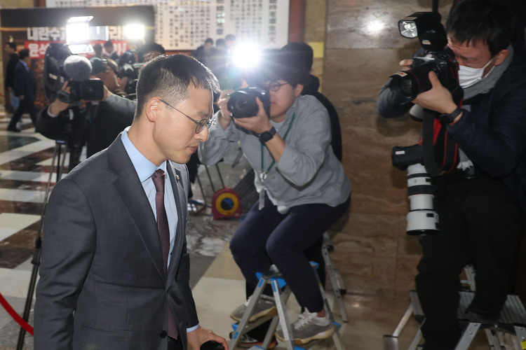 김상욱 국민의힘 의원이 지난 10일 오후 서울 여의도 국회에서 열린 본회의에 참석하고 있다.  /뉴시스