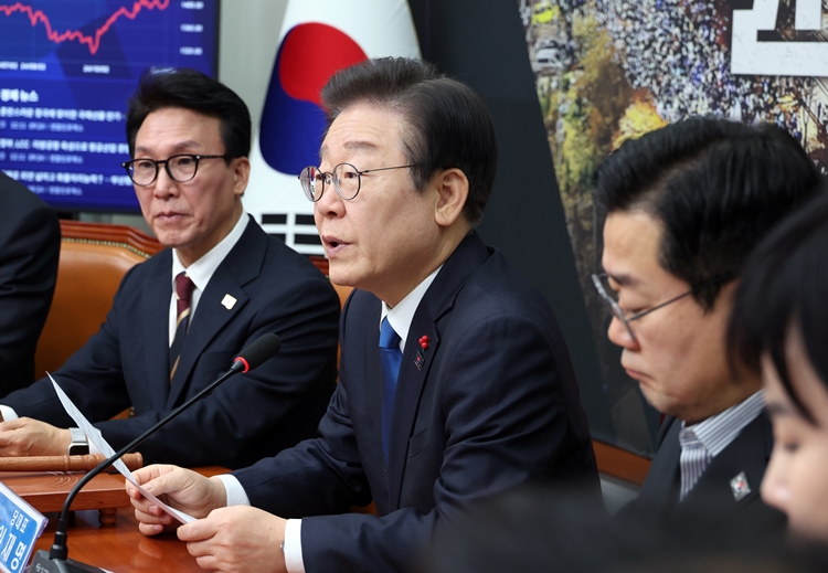 이재명 더불어민주당 대표가 11일 국회에서 열린 최고위원회의에서 발언하고 있다. / 뉴시스