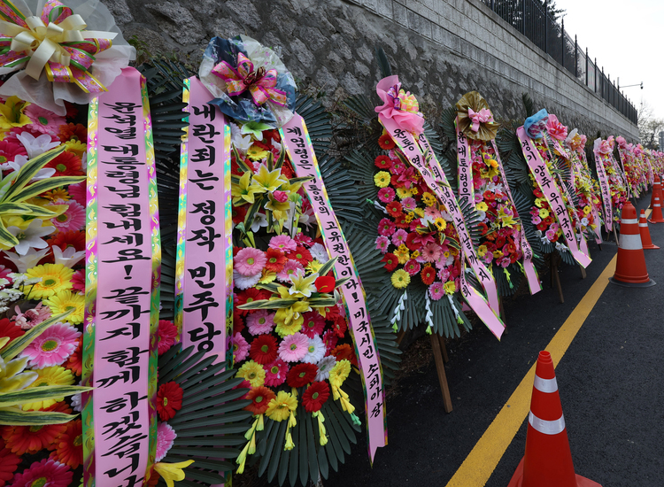 11일 서울 용산 대통령실 청사 출입구 앞에 윤석열 대통령을 응원하는 화환이 줄지어 세워져 있다.  /뉴시스