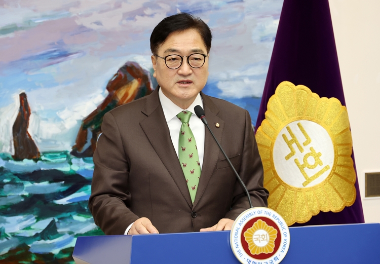 우원식 국회의장이 11일 오전 국회에서 비상계엄 사태 관련 기자회견을 하고 있다. / 뉴시스