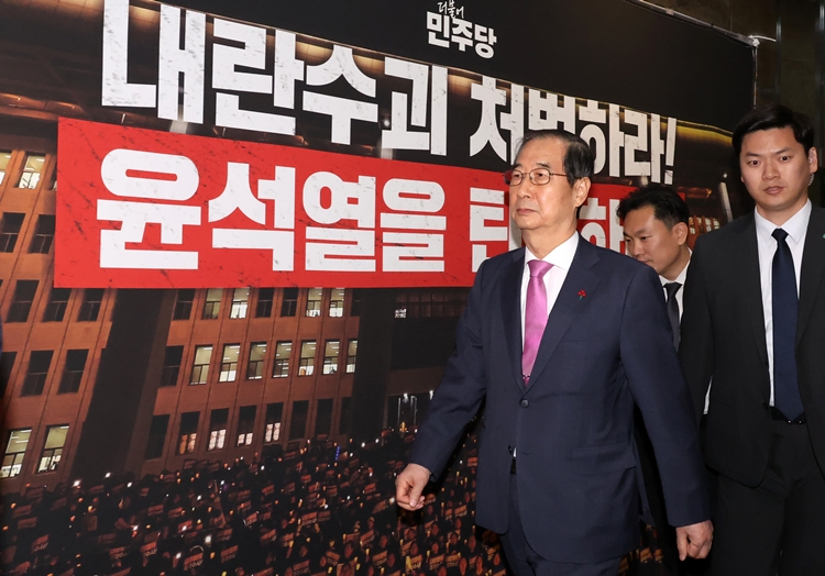 한덕수 국무총리가 지난 10일 오후 서울 여의도 국회에서 열린 제418회국회(정기회) 제18차 본회의에서 2025년도 예산안이 통과된 뒤 본청을 나서고 있다. / 뉴시스