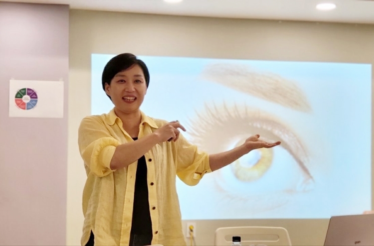 임주리 대표에 따르면 부모 교육을 진행하다보면 해도 안 된다며 좌절하는 부모들을 여럿 만나게 된다. 임주리 대표는 이들에게 부모를 위한 위로가 필요하다고 판단했다고 밝혔다. 사진은 강연을 진행하고 있는 임주리 대표 / 마인드가드너 심리코칭센터