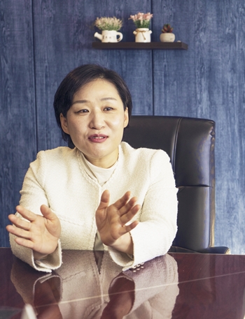 양육스트레스는 여러 가지 원인에서 비롯될 수 있다. 양육스트레스를 느끼고 있을 경우 돌봄이 필요한 상황을 의미하지만, 이 돌봄을 아이한테 받을 수 없다고 임주리 대표는 강조한다. / 시사위크