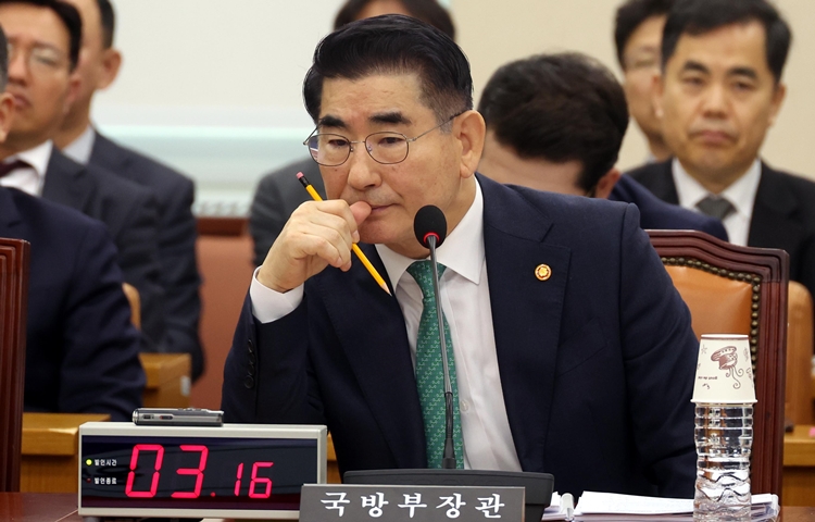 김용현 전 국방부 장관이 11일 구속된 가운데, 검찰의 수사가 속도를 낼 전망이다. 여기에 경찰과 고위공직자범죄수사처 등도 수사에 총력을 기울이면서 그 종점은 윤석ㅇ