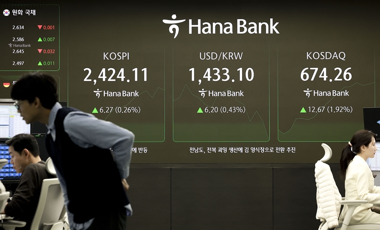 비상계엄 사태 여파로 정치적 혼란이 이어지고 있는 가운데 외국인 자금 이탈에 대한 우려가 지속되고 있다.  사진은 11일 오후 서울 중구 하나은행 딜링룸. / 뉴시스
