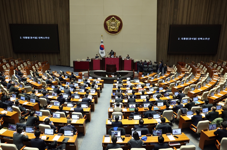 더불어민주당 등 야당은 비상계엄 사태에 대한 책임을 물어 윤석열 대통령에 대한 탄핵을 추진하고 있다. / 뉴시스