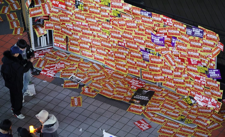 지난 10일 오후 서울 여의도 국민의힘 당사 앞에 '내란수괴 윤석열 즉각 탄핵! 시민촛불집회' 참가자들의 윤석열 대통령 탄핵과 국민의힘 해체를 촉구하는 손피켓이 붙어 있다. /뉴시스