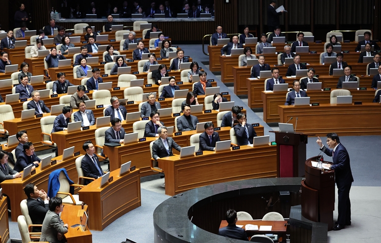 11일 오후 국회에서 열린 제419회국회(임시회) 제1차 본회의 윤석열 대통령 위헌적 비상계엄 선포 내란행위 관련 긴급현안질문에서 윤상현 국민의힘 의원이 야당 의원의 항의속 발언하고 있다. / 뉴시스